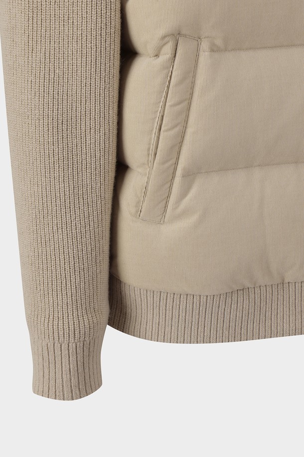 아이보리 컬러의 하이브리드 니트점퍼 (BBOPMBF403)입니다. 여성 의류로, 가을과 겨울에 따뜻하게 착용하기 좋습니다. 하이넥 디자인과 패딩 디테일이 돋보이며, 부드러운 니트 소재로 제작되어 편안한 촉감을 선사합니다. 집업 스타일의 레귤러핏 크롭 기장으로, 베이직하면서도 캐주얼한 스타일을 연출합니다. 출근룩, 미니멀, 클래식 스타일을 선호하는 분들께 추천합니다.
