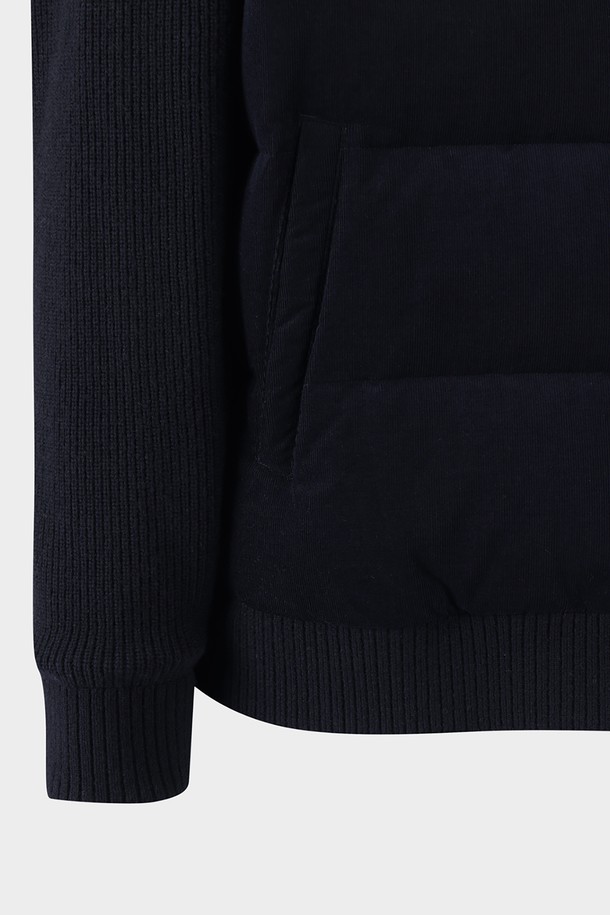 다크 네이비 컬러의 하이브리드 니트점퍼 (BBOPMBF403) 입니다. 가을, 겨울 시즌에 어울리는 두꺼운 두께감의 니트 소재로 제작되어 부드러운 촉감을 선사합니다. 남성용 레귤러핏 점퍼로, 캐주얼, 베이직 스타일을 연출하기 좋습니다. 집업 스타일의 긴 소매 디자인이며, 출근룩 또는 비즈니스 캐주얼에 적합합니다. 무지 패턴으로 미니멀하고 클래식한 분위기를 더해줍니다.
