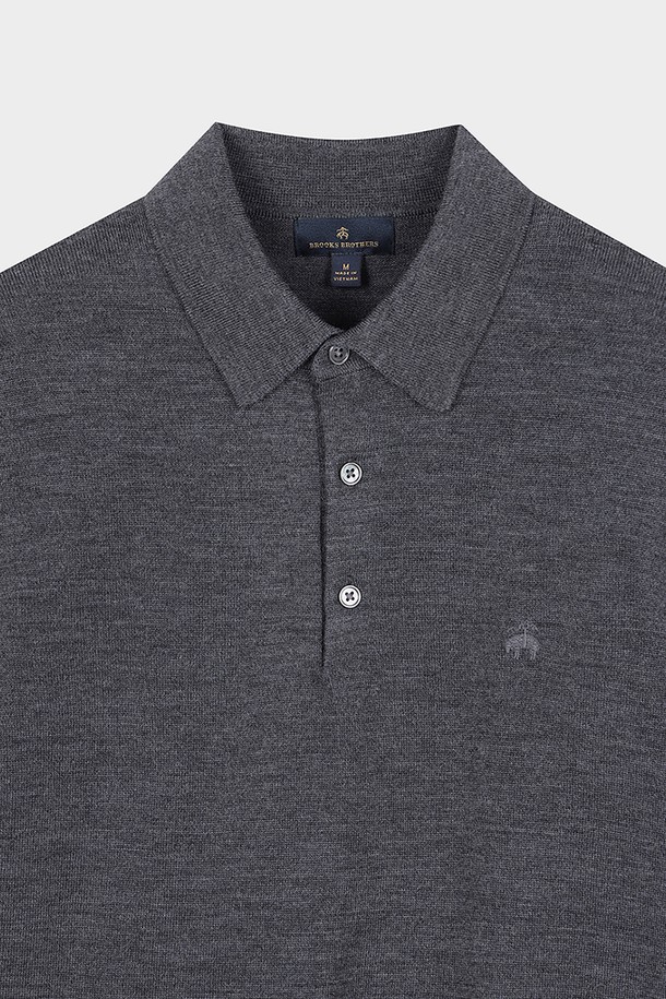 메리노울 로고 폴로 스웨터 (차콜) (BBWTMNF301)는 부드러운 촉감의 메리노울 소재로 제작되어 가을과 겨울에 따뜻하게 착용하기 좋은 남성용 니트 스웨터입니다. 클래식하고 베이직한 스타일의 레귤러핏 폴로넥 긴소매 디자인으로, 로고 패턴이 은은하게 포인트가 됩니다. 두께감이 있어 보온성이 뛰어나며, 출근룩, 비즈니스 캐주얼, 모임룩 등 다양한 TPO에 활용하기 좋습니다. 클래식, 미니멀, 캐주얼 스타일을 즐겨 입는 남성에게 추천합니다.
