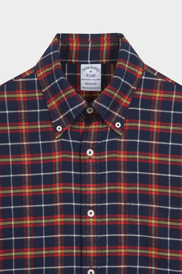 소멜로스 플란넬 체크 셔츠 (네이비) (BBTHMMF401)는 부드러운 촉감의 플란넬 소재로 제작되어 가을과 겨울에 따뜻하게 착용할 수 있는 남성용 셔츠입니다. 캐주얼, 베이직 스타일로 일상에서 편안하게 즐겨 입을 수 있으며, 출근룩이나 비즈니스 캐주얼에도 활용하기 좋습니다. 레귤러핏에 긴소매, 체크 패턴, 차이나칼라 디자인으로, 버튼다운 디테일이 특징입니다. 두께감이 있어 겨울철에도 따뜻하게 입을 수 있으며, 미니멀하고 클래식한 스타일을 연출하기 좋습니다.
