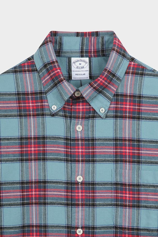 소멜로스 플란넬 체크 셔츠 (그린) (BBTHMMF401)는 부드러운 촉감의 플란넬 소재로 제작되어 가을과 겨울에 따뜻하게 착용할 수 있는 남성 셔츠입니다. 캐주얼, 클래식, 미니멀 스타일을 모두 아우르는 디자인으로, 일상복으로 활용하기 좋습니다. 넉넉한 루즈핏과 긴 소매, 칼라 디테일이 편안하고 세련된 분위기를 연출합니다. 그린 컬러의 체크 패턴이 돋보이며, 두꺼운 두께감으로 보온성을 높였습니다. 
