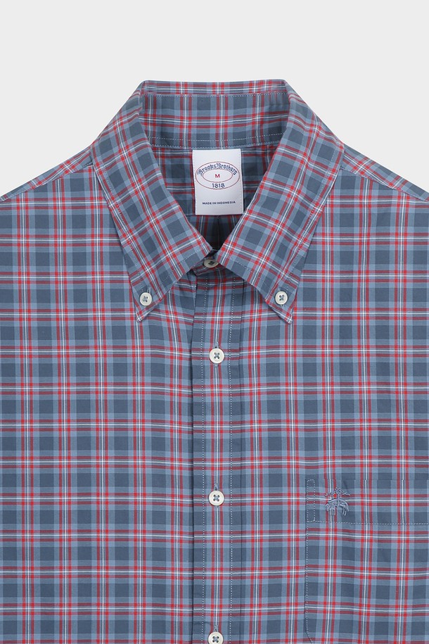 프라이데이 포플린 체크 셔츠 (네이비) (BBTHMFF303)는 여성스러운 매력을 더해줄 셔츠입니다. 부드러운 촉감의 면 소재 포플린 원단으로 제작되어 봄, 가을 간절기에 착용하기 좋습니다. 네이비 컬러의 체크 패턴이 캐주얼하면서도 베이직한 스타일을 연출하며, 크롭 기장과 차이나 칼라 디자인이 특징입니다. 레귤러핏으로 편안하게 착용 가능하며, 긴 소매 디자인으로 다양한 스타일링에 활용할 수 있습니다.
