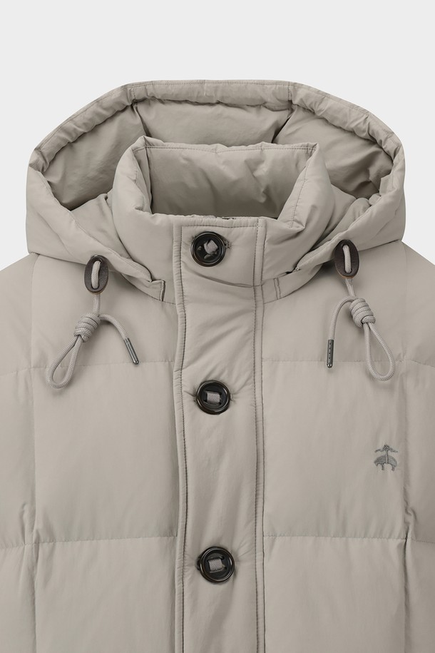 카라코람 다운점퍼 (라이트그레이) (BBOPMBF405)는 겨울철 캐주얼 스타일을 위한 필수 아이템입니다. 오버핏 디자인에 숏패딩 스타일로, 트렌디한 핏을 연출하며, 가볍고 부드러운 나일론 소재로 제작되어 편안한 착용감을 선사합니다. 넉넉한 두께감과 후드, 포켓, 스트링 디테일로 보온성을 높였으며, 버튼 여밈 방식으로 간편하게 착용할 수 있습니다. 무지 디자인의 라이트그레이 컬러는 다양한 룩에 매치하기 용이하여 겨울철 데일리 아우터로 활용하기 좋습니다.
