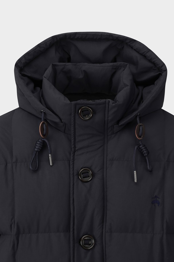 다크네이비 컬러의 카라코람 다운점퍼 (BBOPMBF405)는 겨울철 일상과 출근룩에 적합한 남성용 아우터입니다. 캐주얼하고 미니멀한 스타일의 무지 디자인으로, 오버핏 실루엣과 두꺼운 두께감으로 보온성을 높였습니다. 숏패딩 스타일의 이 점퍼는 버튼과 지퍼로 여밀 수 있으며, 후드와 포켓 디테일을 갖추어 실용성을 더했습니다. 방수 기능과 부드러운 촉감의 나일론 소재를 사용하여 편안한 착용감을 제공하며, 긴 소매 기장과 패딩 안감으로 따뜻함을 유지합니다.
