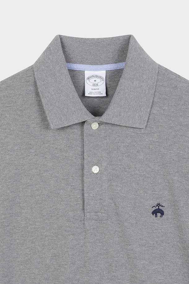 코튼 피케 폴로셔츠 (그레이) (BBNTMFF302)는 베이직한 스타일을 추구하는 남성들을 위한 레귤러핏 폴로셔츠입니다. 봄, 여름 시즌에 적합하며, 출근룩 및 비즈니스 캐주얼에 활용하기 좋습니다. 면 소재의 피케 원단으로 제작되어 편안한 착용감을 제공하며, 무지 디자인과 긴 소매 기장으로 클래식하면서도 미니멀한 스타일을 연출합니다. 폴로넥 디자인은 세련된 느낌을 더해주며, 다양한 하의와 매치하여 캐주얼한 룩을 완성할 수 있습니다.
