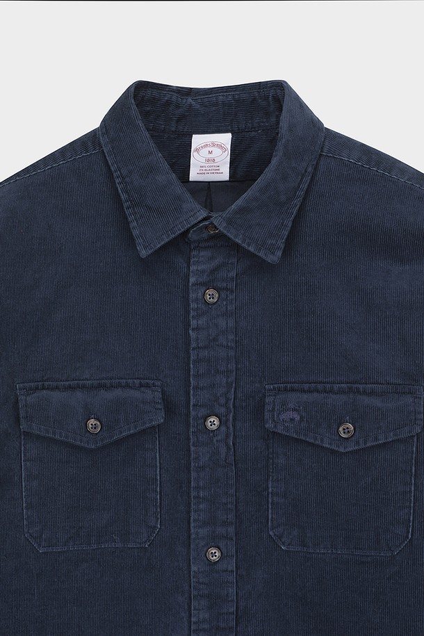 15W 코듀로이 셔츠 재킷 (네이비) (BBTHMNF401)은 가을, 겨울 시즌에 어울리는 여성용 셔츠 재킷입니다. 부드러운 촉감의 두꺼운 코듀로이 소재로 제작되었으며, 레귤러핏에 셔츠형 디자인으로 캐주얼, 베이직, 클래식, 미니멀 스타일을 모두 소화할 수 있습니다. 네이비 컬러에 무지 패턴으로 어떤 옷에도 쉽게 매치할 수 있으며, 크롭 기장과 버튼 여밈 방식, 긴 소매, 포켓 디테일이 특징입니다. 출근룩이나 모임룩으로 활용하기 좋으며, 다양한 스타일을 연출할 수 있습니다.
