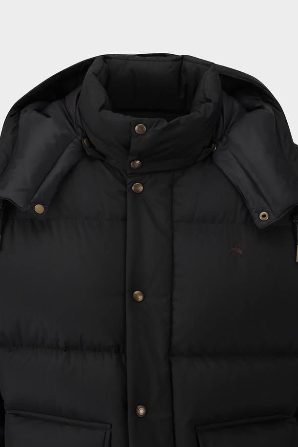 "베이직 다운점퍼 (블랙) (BBOPMBF404)"는 겨울철 보온성을 책임지는 필수 아이템입니다. 넉넉한 오버핏과 두꺼운 두께감으로 한겨울 추위에도 끄떡없는 방풍 기능을 제공합니다. 후드 디자인과 집업 여밈 방식으로 편안하게 착용 가능하며, 무지 디자인으로 어떤 스타일에도 매치하기 용이합니다. 나일론과 폴리에스테르 혼방 소재로 제작되어 부드러운 촉감을 선사하며, 숏패딩 스타일로 트렌디함까지 더했습니다. 일상 속 캐주얼룩과 미니멀한 스타일을 즐겨 입는 분들께 추천합니다.
