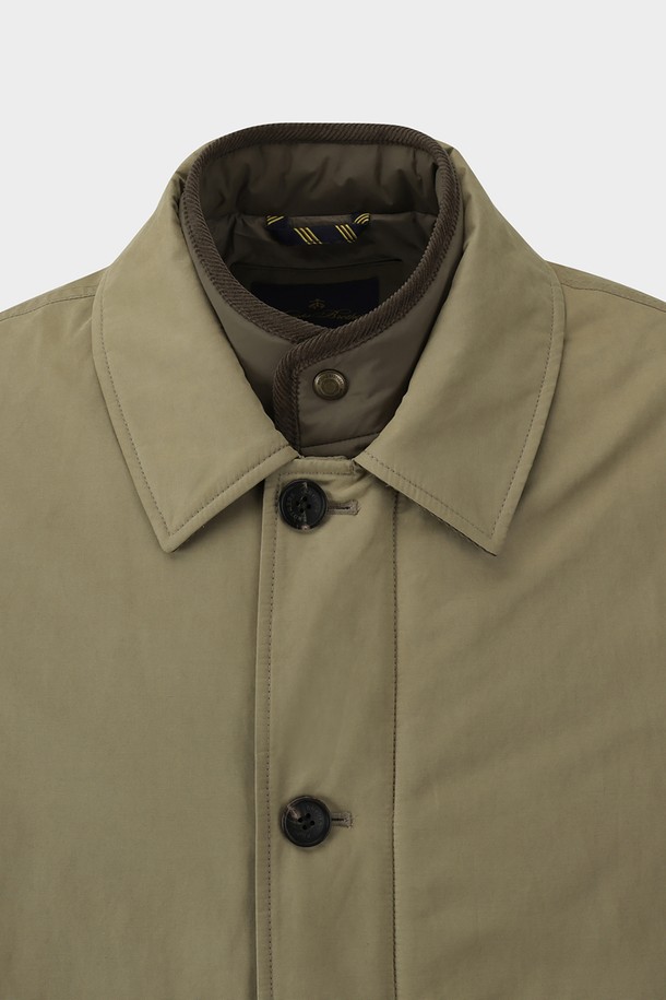 베이직하고 클래식한 스타일의 여성용 디테처블 다운 코트입니다. 롱 기장에 두꺼운 두께감으로 겨울철 따뜻하게 착용할 수 있습니다. 무지 패턴의 베이지 컬러로 어떤 옷에도 잘 어울리며, 출근룩에 적합합니다. 버튼 여밈 방식과 레귤러핏으로 깔끔한 실루엣을 연출합니다. 디테처블 디자인으로 다양한 스타일을 연출할 수 있습니다.
