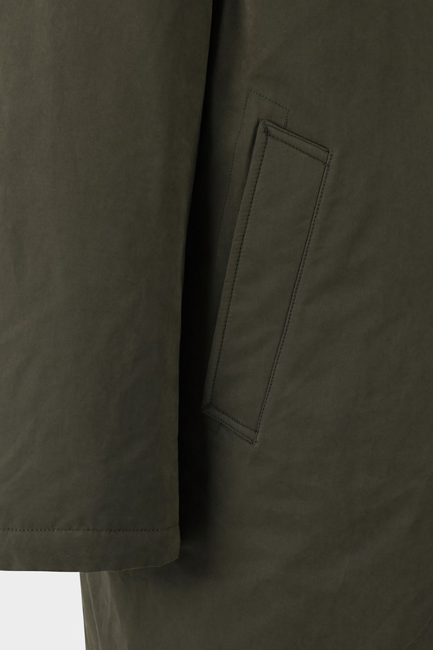 세련된 남성 겨울 스타일을 완성하는 디테처블 다운 코트입니다. 카키 색상으로 출시되어, 베이직하고 미니멀한 디자인을 선호하는 남성분들께 적합합니다. 넉넉한 레귤러핏과 부드러운 나일론 소재, 두꺼운 두께감으로 따뜻하고 편안한 착용감을 제공합니다. 출근룩에 완벽하게 어울리며, 탈부착 가능한 디자인으로 다양한 연출이 가능합니다. 긴 소매와 버튼 여밈 방식이 특징이며, 미니멀, 클래식, 캐주얼 스타일을 모두 소화할 수 있습니다.
