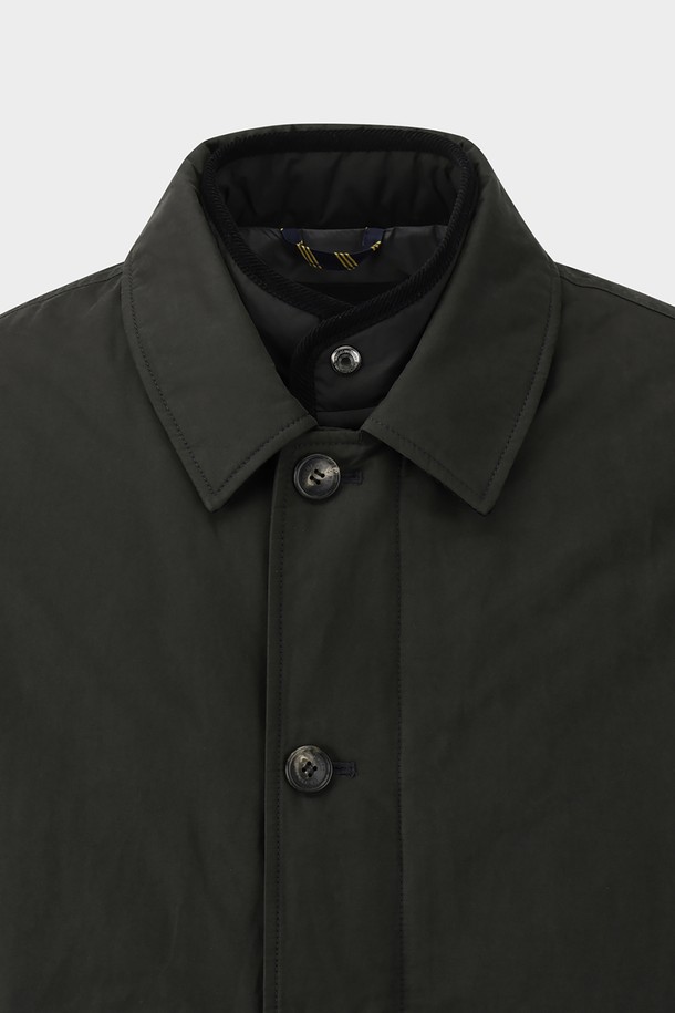 차콜 색상의 남성용 디테처블 다운코트입니다. 추운 겨울철, 출근룩과 미니멀, 클래식 스타일을 모두 아우르는 베이직한 디자인으로 활용도가 높습니다. 부드러운 촉감의 나일론 소재와 두꺼운 두께감, 패딩 안감으로 보온성을 극대화했습니다. 롱 기장의 레귤러핏으로 제작되었으며, 버튼 여밈 방식과 긴 소매 디자인이 특징입니다. 탈부착 가능한 디자인으로 다양한 스타일 연출이 가능합니다.
