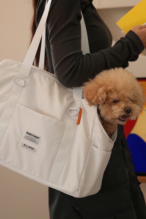 BW 펫 토트백은 캔버스 소재의 미디엄 사이즈 사각 토트백입니다. 무지 디자인에 지퍼형 잠금 방식으로, 반려동물의 안전한 이동을 돕습니다. 손잡이가 있어 편리하게 휴대할 수 있으며, 화이트 컬러로 깔끔한 디자인을 자랑합니다. 펫과 함께 편안하고 스타일리시한 외출을 즐길 수 있도록 제작되었습니다.
