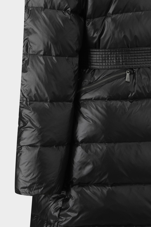 [여성] 벨티드 다운코트 (블랙)는 겨울철 출근룩과 모임룩에 모두 어울리는 베이직하고 클래식한 스타일의 롱 기장 다운 코트입니다. 부드러운 나일론 소재와 두꺼운 두께감으로 보온성과 방풍 기능을 갖춰 추운 날씨에도 따뜻하게 착용할 수 있습니다. 허리 벨티드 디테일이 여성스러운 실루엣을 연출하며, 긴 소매와 버튼 여밈 방식으로 디자인되었습니다. 안감은 패딩 처리되었으며, 퍼 카라가 고급스러움을 더합니다. 미니멀한 디자인으로 다양한 룩에 매치하기 용이합니다.
