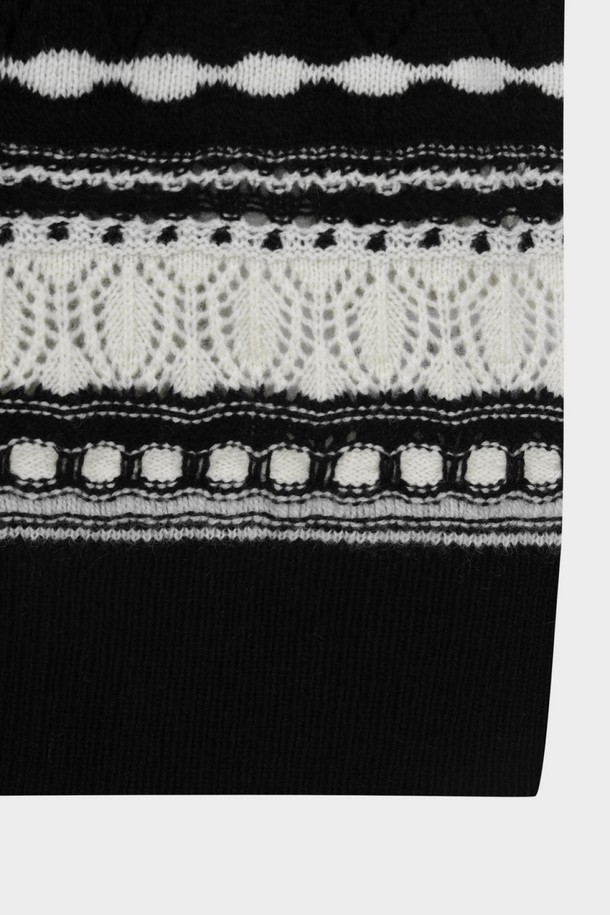 [여성] 울 멀티 스티치 가디건 (멀티) (BBWCWFF401)은 겨울과 가을에 어울리는 여성용 가디건입니다. 블랙과 화이트 색상으로 출시되었으며, 클래식한 스타일을 연출하기 좋습니다. 부드러운 촉감의 울 소재와 두꺼운 두께감으로 따뜻하게 착용할 수 있으며, 레귤러핏과 V넥 디자인으로 편안함을 더했습니다. 멀티 스티치 디테일과 노르딕, 기하학 패턴이 돋보이며, 데이트룩, 모임룩, 출근룩 등 다양한 TPO에 활용 가능합니다.
