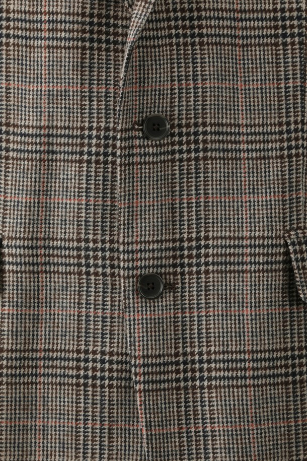 세련된 남성미를 선사하는 울 트위드 헤링본 재킷 (그레이) (BBJSMFF402)입니다. 가을, 겨울 시즌에 어울리는 두꺼운 두께감의 울, 트위드 소재로 제작되어 뻣뻣한 촉감이 특징입니다. 클래식하고 포멀한 디자인으로 오피스룩, 비즈니스 캐주얼, 모임룩 등 다양한 TPO에 활용 가능합니다. 레귤러핏, 테일러드 코트 타입의 싱글 버튼 재킷으로, 헤링본 패턴이 은은하게 멋을 더합니다. 긴 소매 기장의 레귤러 기장으로, 클래식하고 미니멀한 스타일을 연출하기 좋습니다.
