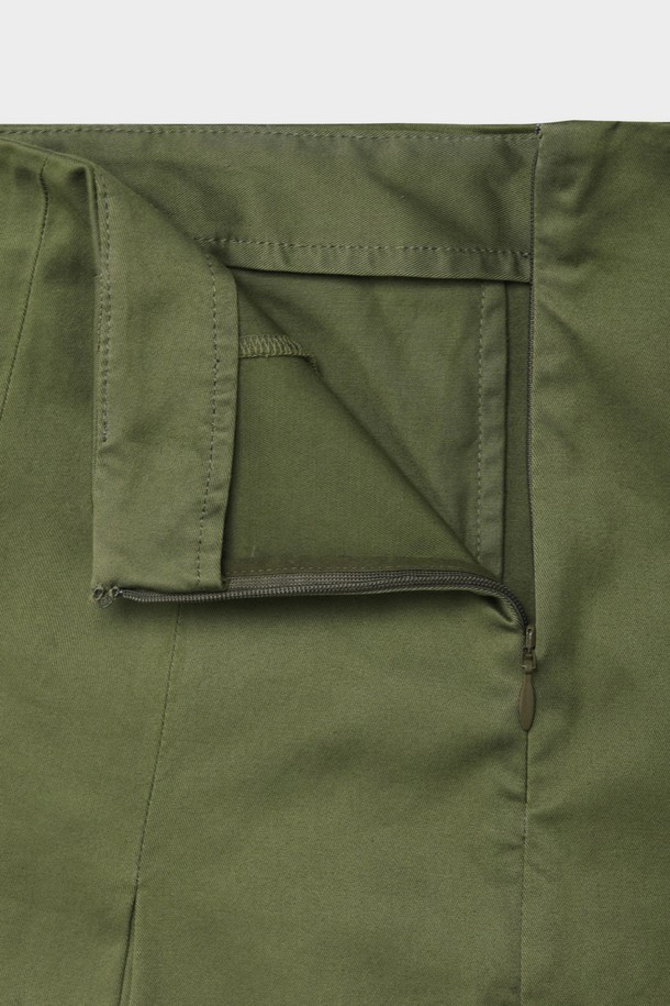 싱그러운 올리브 컬러가 돋보이는 [여성] 코튼 트윌 스커트입니다. 부드러운 촉감의 면 소재로 제작되어 봄, 여름, 가을 시즌에 편안하게 착용하기 좋습니다. 미니 기장의 플리츠 디자인과 레귤러 핏으로 베이직하면서도 캐주얼한 스타일을 연출합니다. 버튼 디테일이 포인트로 더해져 데이트룩이나 봄 소풍룩에 세련됨을 더해줍니다. 미니멀, 캐주얼, 클래식 등 다양한 스타일을 소화할 수 있는 활용도 높은 아이템입니다.
