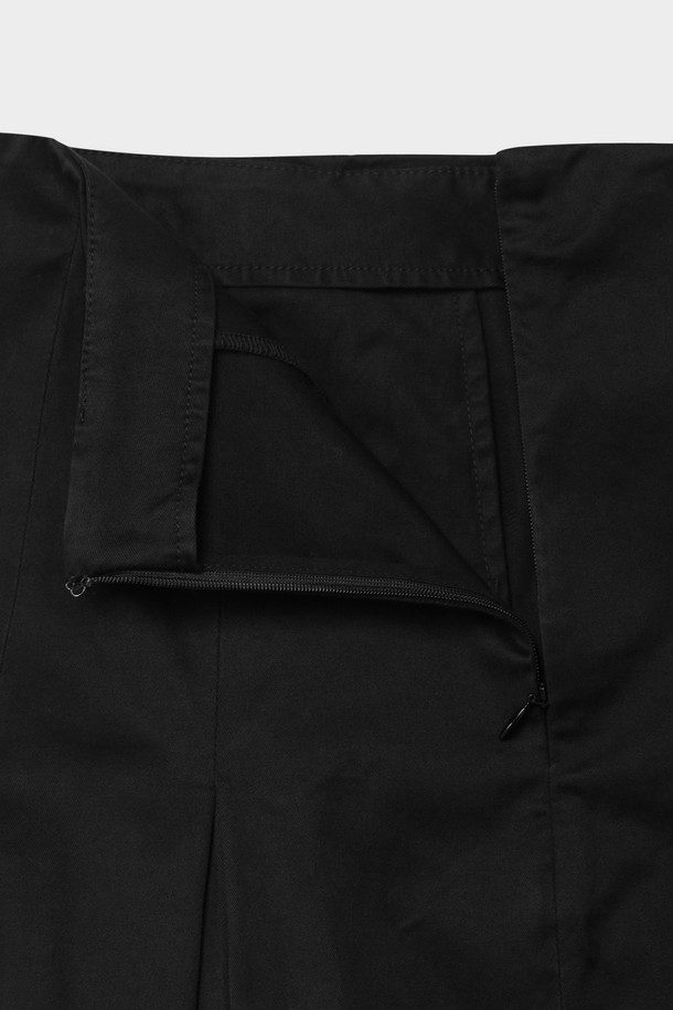 [여성] 코튼 트윌 스커트 (블랙)는 베이직하고 미니멀한 스타일의 A라인 스커트입니다. 봄, 여름, 가을 계절에 착용하기 좋으며, 일상, 출근룩, 모임룩 등 다양한 TPO에 활용 가능합니다. 얇고 뻣뻣한 코튼 트윌 소재로 제작되어 시원하고 깔끔한 실루엣을 연출합니다. 플리츠 디자인과 레귤러핏으로 편안하면서도 세련된 분위기를 더합니다. 무지 패턴의 블랙 컬러로 미니멀, 클래식, 캐주얼 등 어떤 스타일에도 매치하기 용이합니다.
