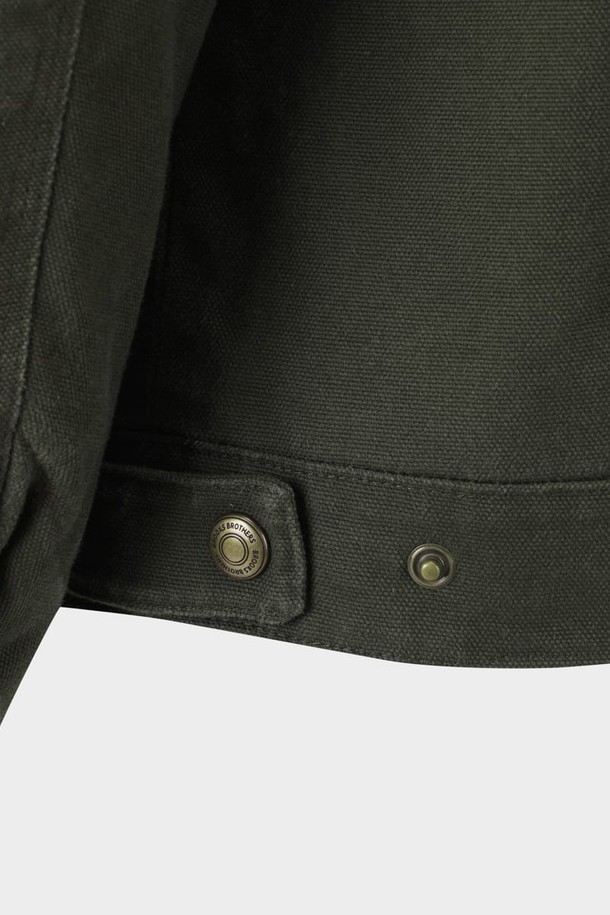 [HERITAGE] 워시드 워크 재킷 (카키) (BBOPMHF306)은 캐주얼, 워크웨어, 미니멀 스타일을 추구하는 남성들을 위한 아우터입니다. 봄, 가을에 어울리는 중간 두께의 면 소재로 제작되었으며, 워싱 가공을 통해 부드러운 촉감을 제공합니다. 레귤러핏으로 제작되었으며, 긴 소매와 칼라, 포켓 디테일이 특징입니다. 집업 여밈 방식과 무지 패턴으로 심플함을 더하여 다양한 가을 나들이룩에 활용하기 좋습니다. 카키 컬러의 워시드 워크 재킷은 당신의 스타일을 더욱 돋보이게 해줄 것입니다.
