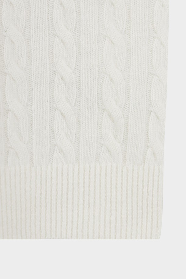 따뜻하고 포근한 여성 울 케이블 스웨터 (아이보리) 입니다. 클래식하고 베이직한 디자인으로 가을, 겨울에 활용하기 좋습니다. 부드러운 울 소재로 제작되어 뛰어난 촉감을 자랑하며, 라운드넥과 긴소매, 클래식핏으로 편안한 착용감을 선사합니다. 케이블 패턴이 돋보이며, 가슴 부분에는 Golden Fleece 로고 디테일이 있습니다. 겨울 데일리룩, 모임룩, 카페룩 등 다양한 TPO에 맞춰 클래식, 미니멀, 캐주얼 스타일을 연출해보세요.
