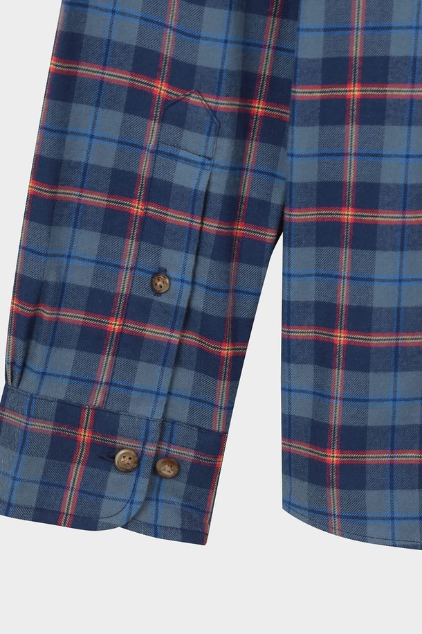 네이비 컬러의 플란넬 체크 셔츠 (BBTHMFF401)입니다. 부드러운 면 소재로 제작되어 가을, 겨울 시즌에 따뜻하고 편안하게 착용하기 좋습니다. 블랙워치 타탄체크 패턴과 버튼다운 칼라, 칼라 끝 버튼 디테일이 클래식하고 캐주얼한 스타일을 연출합니다. 레귤러핏으로 제작되어 유니버설 착용감을 선사하며, 데일리룩, 출근룩, 모임룩 등 다양한 TPO에 활용할 수 있습니다. 긴 소매 기장과 두꺼운 두께감으로 보온성을 높였습니다.
