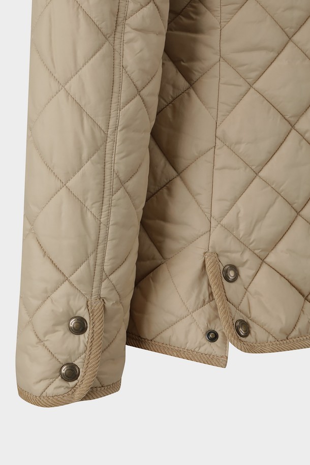따뜻하고 포근한 여성 퀼팅 재킷 (베이지)입니다. 가을, 겨울철 일상생활에서 보온성을 더해주는 두꺼운 두께감의 나일론 소재로 제작되었습니다. 베이직하고 캐주얼한 스타일로, 밑단 스냅버튼과 로고 포인트 디테일이 돋보입니다. 레귤러핏에 긴 소매 기장으로 편안하게 착용 가능하며, 스냅 여밈 방식으로 간편하게 탈착할 수 있습니다. 겨울 데일리룩, 산책룩, 동네 마실룩 등 다양한 TPO에 맞춰 캐주얼, 클래식, 미니멀한 스타일을 연출해보세요.
