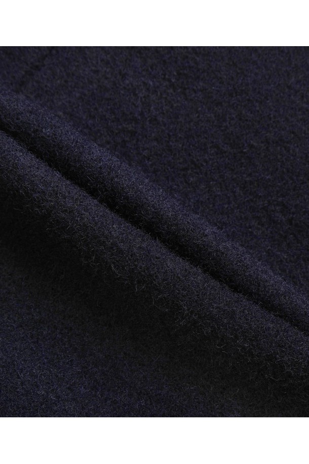 세련된 무드의 네이비 컬러 울 피코트입니다. 클래식하고 모던한 스타일로, 겨울과 간절기에 착용하기 좋습니다. 두꺼운 두께감으로 보온성을 높였으며, 레귤러핏으로 편안하게 착용 가능합니다. 더블 버튼 여밈 방식과 숏 기장의 디자인으로, 다양한 룩에 활용하기 좋습니다. 사이드 포켓 디테일로 실용성을 더했습니다. 겨울 데일리룩, 출근룩, 모임룩 등 폭넓게 활용할 수 있으며, 미니멀하고 시크한 스타일을 연출하기에 좋습니다.
