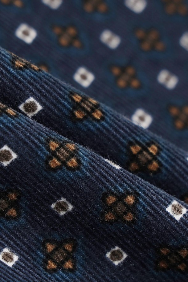 네이비 컬러의 코듀로이 페이즐리 패턴 셔츠(BBTHMMF402)입니다. 부드러운 촉감의 코듀로이와 면 혼방 소재로 제작되어, 사계절 내내 활용 가능합니다. 레귤러 핏에 긴 소매, 칼라 디테일로 캐주얼하면서도 클래식한 스타일을 연출합니다. 워싱 가공을 통해 자연스러운 색감을 살렸으며, 단독으로 또는 이너웨어와 레이어드하여 다양한 스타일을 시도할 수 있습니다. 치노 팬츠나 데님과 매치하여 데이트룩, 카페룩 등 다채로운 TPO에 활용해보세요.
