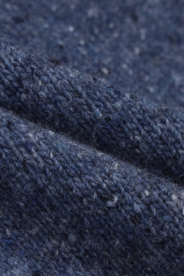 울 아가일 패턴 베스트 (블루) (BBWVMFF401)는 가을, 겨울 시즌에 활용하기 좋은 클래식 스타일의 베스트입니다. 부드러운 촉감의 울 80%, 폴리아미드 20% 혼방 소재로 제작되어 보온성이 뛰어나며, 두꺼운 두께감으로 따뜻하게 착용할 수 있습니다. 셔츠나 터틀넥과 레이어드하여 스타일리시하게 연출하거나, 재킷 안에 이너로 활용하여 보온성을 높일 수 있습니다. 레귤러핏에 V넥 디자인, 민소매 기장으로 제작되었으며, 정교한 니팅 기술로 아가일 패턴을 섬세하게 표현했습니다. 겨울 데일리룩, 오피스룩, 모임룩 등 다양한 TPO에 맞춰 클래식, 미니멀, 캐주얼 스타일을 연출해보세요.
