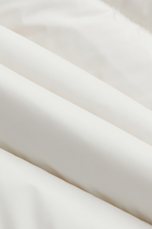 **[여성] 니트블록점퍼 (아이보리) (BBOPWBF403)**는 가을과 겨울철, 일상에서 따뜻하게 착용하기 좋은 여성 니트 블록 점퍼입니다. 부드러운 촉감의 두꺼운 니트 소재로 제작되었으며, 레귤러핏으로 편안한 착용감을 선사합니다. 아이보리 컬러에 무지 패턴으로 디자인되어 다양한 스타일의 연출이 가능하며, 집업 여밈 방식으로 간편하게 착용할 수 있습니다. 니트 소매 배색이 포인트이며, 크롭 기장으로 트렌디함을 더했습니다. 겨울 데일리룩, 집콕룩, 산책룩 등 캐주얼하고 미니멀한 스타일로 활용하기 좋습니다.
