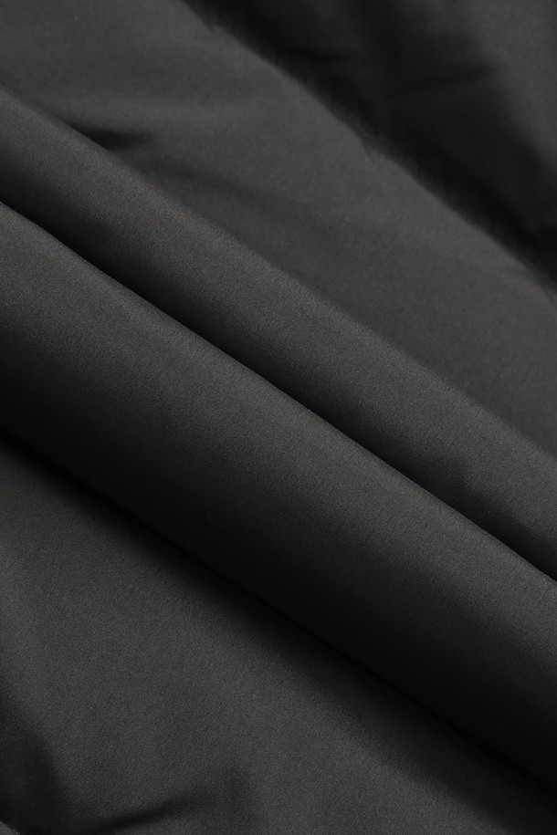 [여성] 니트블록점퍼 (블랙) (BBOPWBF403)는 겨울철 데일리룩에 적합한 여성용 아우터입니다. 베이직, 미니멀, 클래식 스타일을 아우르며, 두꺼운 두께감과 부드러운 촉감의 폴리에스테르 소재로 제작되었습니다. 블록 패턴과 집업 여밈 방식, 긴 소매 기장이 특징이며, 크롭 기장으로 세련된 실루엣을 연출합니다. 다운충전재와 보온성, 경량 디자인으로 따뜻하고 편안하게 착용 가능하며, 골든플리스 로고가 돋보입니다.
