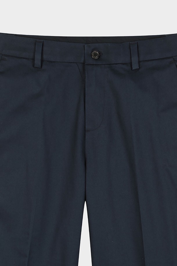 네이비 컬러의 레귤러핏 코튼 스트레치 어드밴티지 치노 (BBPCMFZ502)입니다. 면 소재로 제작되어 봄, 가을에 착용하기 좋으며, 베이직하고 클래식한 스타일을 연출합니다. 출근룩 또는 비즈니스 캐주얼에 적합하며, 미니멀하고 클래식한 분위기를 더합니다. 레귤러핏으로 편안한 착용감을 제공하며, 스트레치 기능이 있어 활동성을 높여줍니다. 무지 디자인으로 다양한 상의와 손쉽게 매치할 수 있습니다.
