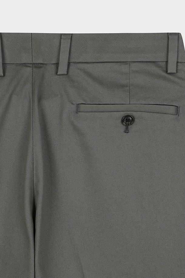 레귤러핏 코튼 스트레치 어드밴티지 치노 (마그넷) (BBPCMFZ502)는 남성용 치노 팬츠입니다. 부드러운 촉감의 면과 스판덱스 혼방 소재로 제작되어 편안한 착용감을 제공하며, 봄, 가을에 적합합니다. 베이직하고 캐주얼한 스타일로, 레귤러핏 디자인과 무지 패턴이 특징입니다. 출근룩과 비즈니스 캐주얼에 활용하기 좋으며, 캐주얼, 클래식, 미니멀 스타일을 즐겨 입는 분들께 추천합니다. 색상은 마그넷과 그레이 두 가지로 출시되었습니다.
