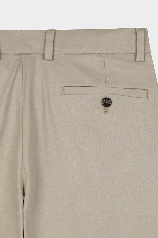 레귤러핏의 브리티쉬카키 컬러 코튼 스트레치 어드밴티지 치노 (BBPCMFZ502)입니다. 면 소재로 제작되어 편안한 착용감을 제공하며, 봄, 여름, 가을 세 계절 모두 활용 가능합니다. 베이직하고 캐주얼한 스타일로, 출근룩이나 비즈니스 캐주얼에도 적합합니다. 레귤러핏 디자인에 스트레치 기능까지 더해져 활동성을 높였습니다. 미니멀, 클래식 스타일을 선호하는 남성분들께 추천하는 긴 기장의 치노팬츠입니다.
