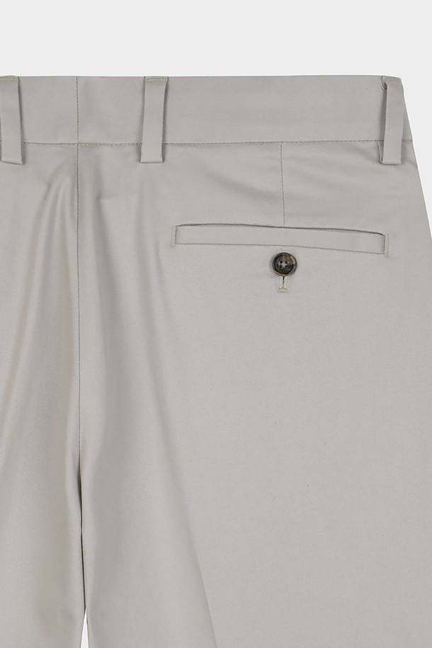 베이직하고 캐주얼한 스타일의 남성용 레귤러핏 코튼 스트레치 어드밴티지 치노입니다. 부드러운 면 소재로 제작되어 편안한 착용감을 선사하며, 봄, 여름, 가을 3계절 모두 활용 가능합니다. 카키 컬러의 무지 디자인으로 어떤 상의에도 잘 어울리며, 일상복으로 활용하기 좋습니다. 스트레치 기능이 더해져 활동성을 높인 긴 바지 치노팬츠입니다. 미니멀하고 클래식한 스타일을 선호하는 남성에게 추천합니다.
