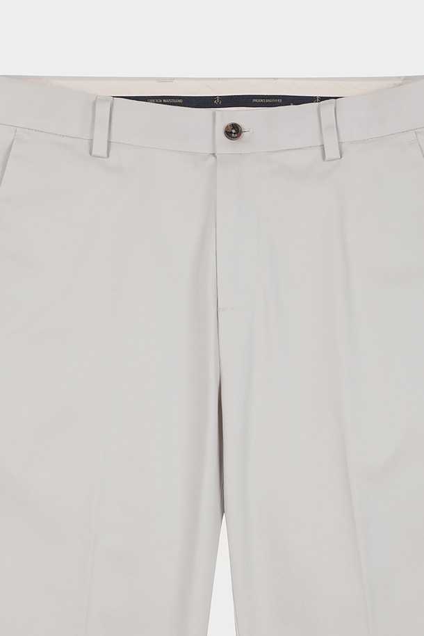 레귤러핏 코튼 스트레치 어드밴티지 치노 (스톤) (BBPCMFZ502)는 남성용 치노팬츠입니다. 부드러운 촉감의 면과 스판덱스 혼방 소재로 제작되어 편안한 착용감을 제공하며, 사계절 활용 가능합니다. 레귤러핏 스트레이트 디자인으로 베이직하고 클래식한 스타일을 연출하며, 출근룩 및 비즈니스 캐주얼에 적합합니다. 논아이론 처리, 스트레치 소재, 슬란트 포켓, 버튼 백포켓, 최소 주름 등의 기능성으로 실용성을 더했습니다. 스톤 컬러의 무지 디자인으로 미니멀하고 세련된 스타일을 완성해 보세요.
