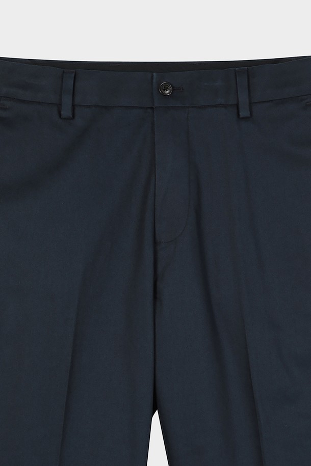 네이비 컬러의 슬림핏 코튼 스트레치 어드밴티지 치노 (BBPCMFZ501)는 남성 고객을 위한 베이직하고 캐주얼한 스타일의 치노팬츠입니다. 면과 스판덱스 혼방 소재로 제작되어 부드러운 촉감과 편안한 착용감을 제공하며, 봄, 여름, 가을 세 계절 모두 활용 가능합니다. 슬림핏 디자인과 무지 패턴으로 출근룩, 비즈니스 캐주얼, 캐주얼, 미니멀, 클래식 등 폭넓은 스타일을 소화할 수 있습니다. 얇은 두께감과 스트레치 기능으로 활동성을 높였으며, 긴 기장으로 어떤 상의와도 잘 어울립니다.
