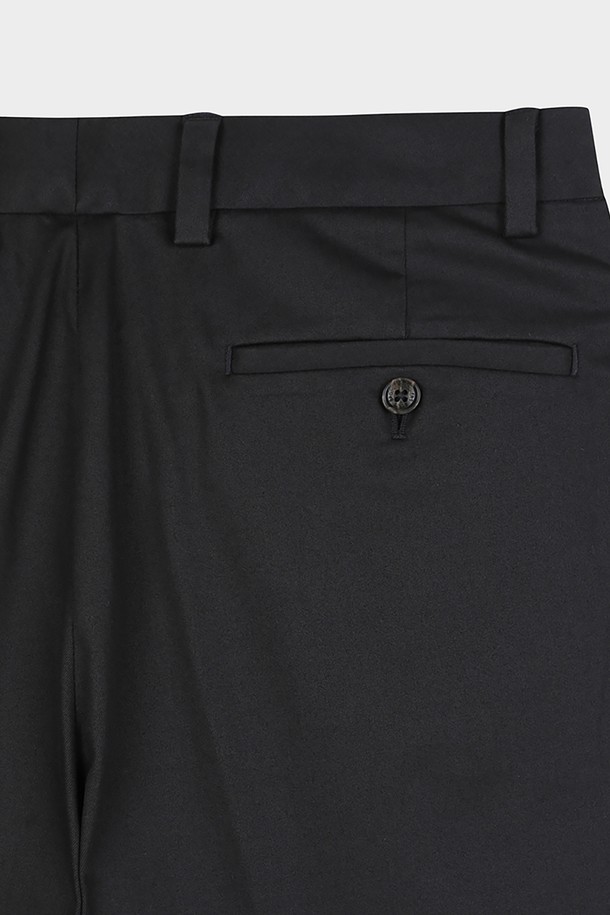 슬림핏 코튼 스트레치 어드밴티지 치노 (블랙) (BBPCMFZ501)는 남성용 치노 팬츠입니다. 부드러운 면 소재에 스트레치 기능이 더해져 편안한 착용감을 제공하며, 봄, 여름, 가을 세 계절 모두 활용 가능합니다. 슬림핏 디자인으로 캐주얼하면서도 미니멀한 스타일을 연출하며, 출근룩이나 비즈니스 캐주얼에도 적합합니다. 블랙 컬러의 무지 디자인으로 다양한 상의와 손쉽게 매치하여 클래식한 스타일을 완성할 수 있습니다.
