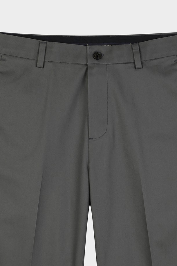 슬림핏 코튼 스트레치 어드밴티지 치노 (마그넷) (BBPCMFZ501)는 부드러운 촉감의 면 소재에 스트레치 기능이 더해져 편안한 착용감을 선사합니다. 베이직하고 캐주얼한 스타일로, 봄, 가을에 활용하기 좋은 긴 기장의 치노팬츠입니다. 출근룩과 비즈니스 캐주얼에 적합하며, 캐주얼, 클래식, 미니멀 스타일을 연출하기 좋습니다. 슬림핏으로 제작되어 세련된 핏을 자랑하며, 마그넷 컬러로 다양한 상의와 매치하기 용이합니다. 무지 디자인으로 어떤 스타일에도 잘 어울려 활용도가 높습니다.
