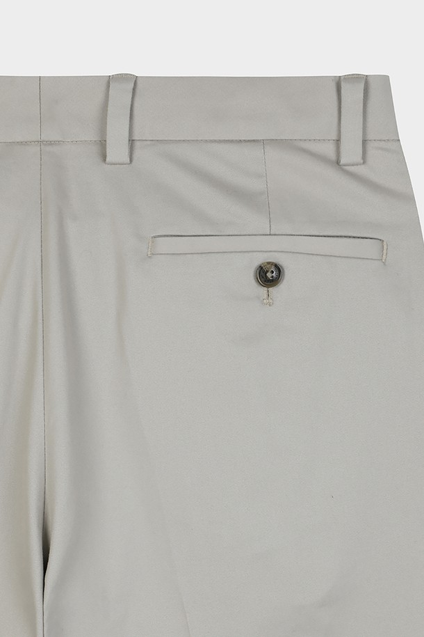 심플하고 세련된 디자인의 슬림핏 코튼 스트레치 어드밴티지 치노 (카키)입니다. 사계절 내내 활용 가능한 베이직한 아이템으로, 일상 및 비즈니스 캐주얼 스타일에 모두 잘 어울립니다. 부드러운 면과 스판덱스 혼방 소재로 제작되어 편안한 착용감과 활동성을 제공하며, 내장형 스트레치 밴딩으로 더욱 안정감 있는 핏을 선사합니다. 플랫 프론트 디자인과 테이퍼드 핏으로 다리가 길어 보이는 효과를 주며, 구김이 적어 관리가 용이합니다. 비스듬한 앞면 포켓과 버튼 뒷면 포켓 디테일로 실용성을 더했습니다.
