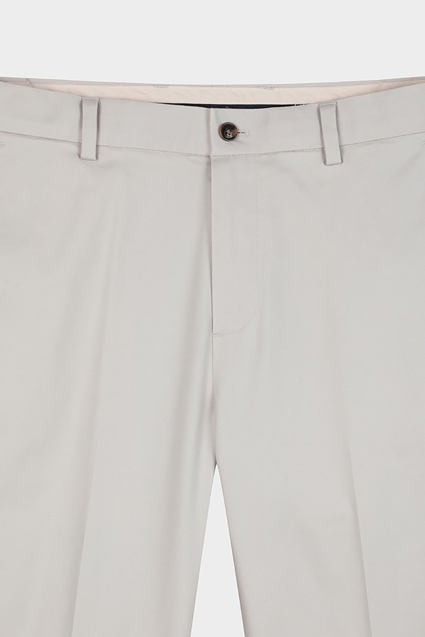 슬림핏 코튼 스트레치 어드밴티지 치노 (스톤) (BBPCMFZ501)는 남성용 치노 팬츠입니다. 데일리웨어와 일상, 출근룩, 비즈니스 캐주얼에 적합하며, 클래식, 미니멀, 캐주얼 스타일을 연출할 수 있습니다. 사계절 착용 가능하며, 면과 스판덱스 혼방 소재로 제작되어 편안한 착용감을 제공합니다. 논아이론 가공으로 구김을 최소화했으며, 슬림핏 및 테이퍼드 핏으로 세련된 실루엣을 연출합니다. 플랫 프론트 디자인과 앞면 비스듬한 포켓, 뒷면 버튼 포켓, 내장 스트레치 밴드가 특징입니다.
