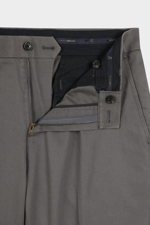 **레귤러핏 헤비웨이트 어드밴티지 치노 (마그넷) (BBPCMMZ532)**

탄탄한 면 소재의 레귤러핏 치노 팬츠입니다. 차분하고 세련된 마그넷 컬러와 베이직한 디자인으로, 다양한 상의와 손쉽게 매치할 수 있습니다. 두꺼운 두께감으로 사계절 내내 착용 가능하며, 출근룩과 비즈니스 캐주얼 스타일, 캐주얼, 클래식, 미니멀 스타일 연출에 적합합니다. 
