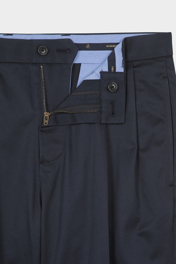 **트레디셔널핏 라이트웨이트 어드밴티지 치노 (네이비) (BBPCMMZ503)**는 남성용 치노 팬츠입니다. 얇은 두께감의 면 소재로 제작되어 봄, 여름철에 시원하게 착용하기 좋습니다. 트레디셔널핏과 레귤러핏으로 제작되어 클래식하고 베이직한 스타일을 연출하며, 출근룩 및 비즈니스 캐주얼에 적합합니다. 네이비 컬러의 무지 디자인으로 미니멀하고 세련된 스타일을 완성할 수 있습니다. 부드러운 촉감의 라이트웨이트 소재로 편안한 착용감을 선사합니다.
