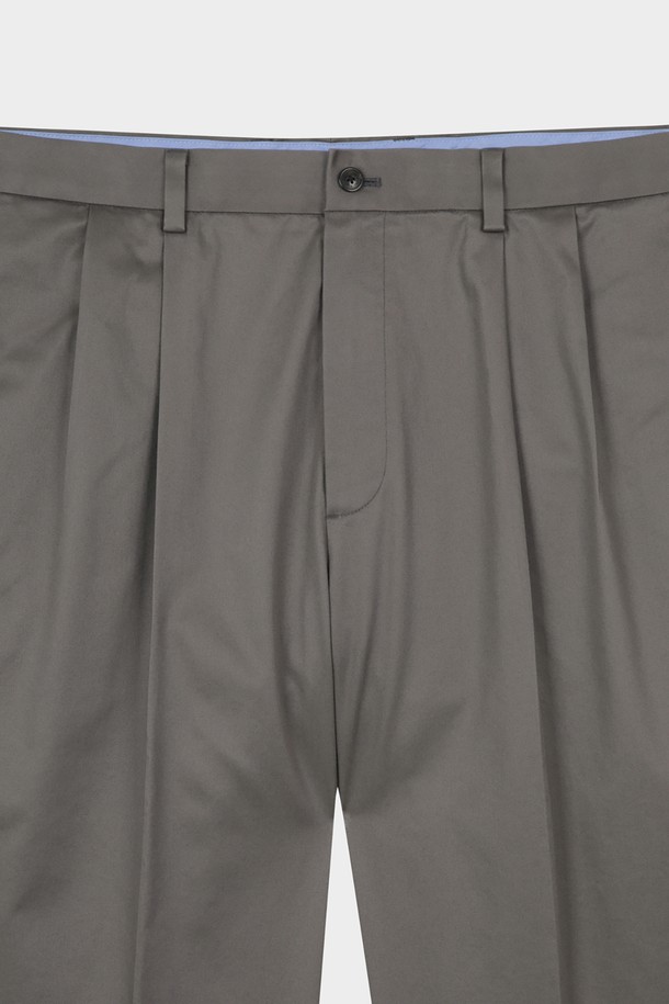 트레디셔널핏 라이트웨이트 어드밴티지 치노 (마그넷) (BBPCMMZ503)는 남성용 치노 팬츠입니다. 봄, 여름 시즌에 적합하며, 가볍고 부드러운 면 소재로 제작되어 편안한 착용감을 선사합니다. 클래식하고 베이직한 스타일로 비즈니스 캐주얼 및 출근룩에 적합하며, 미니멀하고 캐주얼한 스타일 연출에도 용이합니다. 레귤러핏에 가까운 트레디셔널핏으로, 얇은 두께감과 마그넷 컬러의 무지 디자인이 특징입니다. 긴 기장으로 다양한 상의와 매치하여 활용할 수 있습니다.
