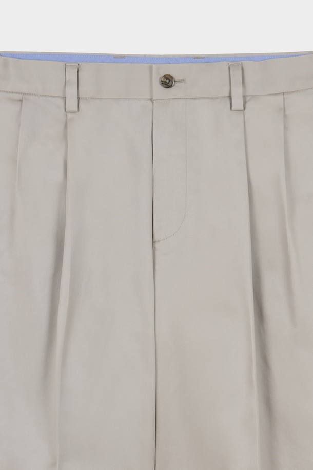 트레디셔널핏 라이트웨이트 어드밴티지 치노(카키)는 부드러운 면 소재로 제작되어 편안한 착용감을 선사하는 남성용 치노 팬츠입니다. 봄, 여름 시즌에 적합하며, 얇은 두께감과 레귤러핏으로 시원하고 활동적인 느낌을 줍니다. 클래식, 베이직 스타일을 기반으로 비즈니스 캐주얼 및 출근룩에 활용하기 좋으며, 미니멀하고 캐주얼한 스타일 연출에도 용이합니다. 카키 컬러의 무지 디자인으로 다양한 상의와 손쉽게 매치할 수 있어 활용도가 높습니다. 트레디셔널핏으로 제작되어 안정감 있는 핏을 제공합니다.
