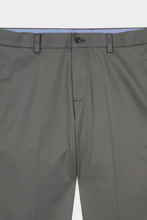 **레귤러핏 라이트웨이트 어드밴티지 치노 (마그넷) (BBPCMMZ502)**는 가볍고 시원한 착용감의 남성용 치노 팬츠입니다. 부드러운 면과 스판덱스 혼방 소재로 제작되어 편안한 활동성을 제공하며, 레귤러핏으로 제작되어 베이직하면서도 캐주얼한 스타일을 연출합니다. 마그넷 컬러의 무지 디자인으로 다양한 상의와 매치하기 용이하며, 여름철은 물론 비즈니스 캐주얼 및 출근룩으로 활용하기 좋습니다. 논아이론, 주름 방지 기능과 스트레치 소재로 편의성을 높였으며, 앞면 슬랜트 포켓과 뒷면 버튼 포켓, 부분 밴딩 디테일로 실용성을 더했습니다.
