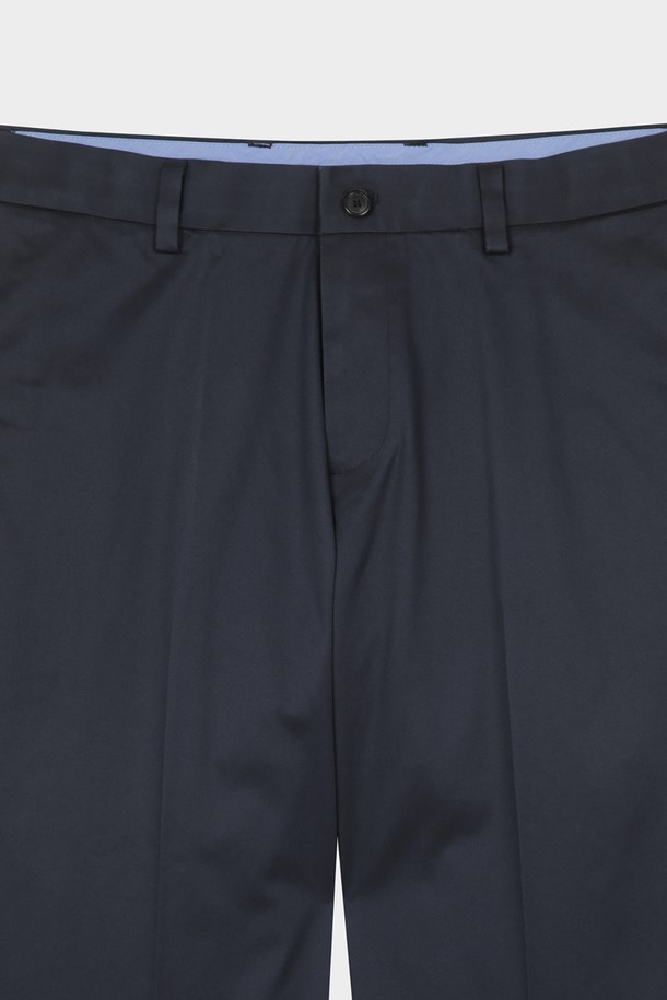 네이비 컬러의 레귤러핏 라이트웨이트 어드밴티지 치노 팬츠입니다. 봄, 여름 시즌에 적합하며, 가볍고 부드러운 면 소재로 제작되어 편안한 착용감을 선사합니다. 베이직하고 캐주얼한 스타일로, 출근룩이나 비즈니스 캐주얼에 활용하기 좋습니다. 미니멀하고 클래식한 디자인으로 다양한 상의와 매치하여 스타일리시하게 연출할 수 있습니다. 얇은 두께감과 레귤러핏으로 시원하고 깔끔한 핏을 제공합니다.
