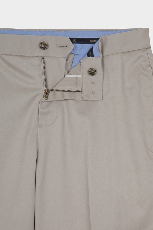 **레귤러핏 라이트웨이트 어드밴티지 치노 (카키) (BBPCMMZ502)**는 남성용 치노팬츠입니다. 봄, 여름 시즌에 적합하며, 베이직하고 캐주얼한 스타일을 연출하기 좋습니다. 면 소재의 얇은 두께로 제작되어 가볍고 편안한 착용감을 제공합니다. 레귤러핏으로 제작되었으며, 무지 디자인의 카키 컬러로 다양한 상의와 매치하기 용이합니다. 캐주얼, 미니멀, 클래식 스타일을 선호하는 고객에게 추천합니다.
