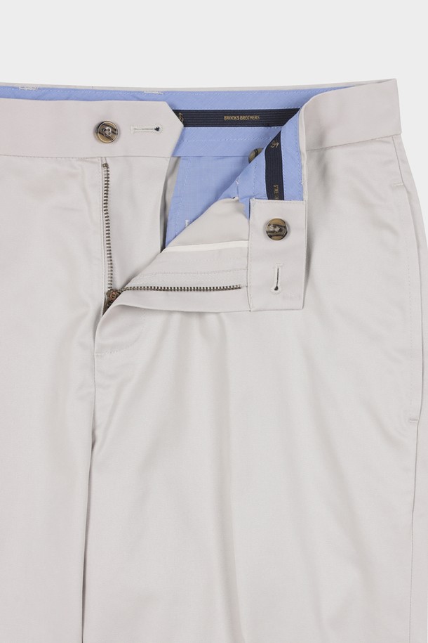 레귤러핏 라이트웨이트 어드밴티지 치노 (스톤) (BBPCMMZ502)는 여름철 시원하게 착용하기 좋은 남성용 치노 팬츠입니다. 얇은 두께감과 부드러운 촉감의 면, 스판덱스 혼방 소재로 제작되어 편안한 착용감을 선사합니다. 베이직하고 캐주얼한 스타일로, 일상복으로 활용하기 좋습니다. 논아이론 처리된 구김 방지 원단과 내부 스트레치 밴딩 디테일, 슬랜트 앞주머니, 버튼 뒷주머니로 실용성을 더했습니다. 레귤러핏으로 제작되어 편안하면서도 세련된 핏을 연출합니다.
