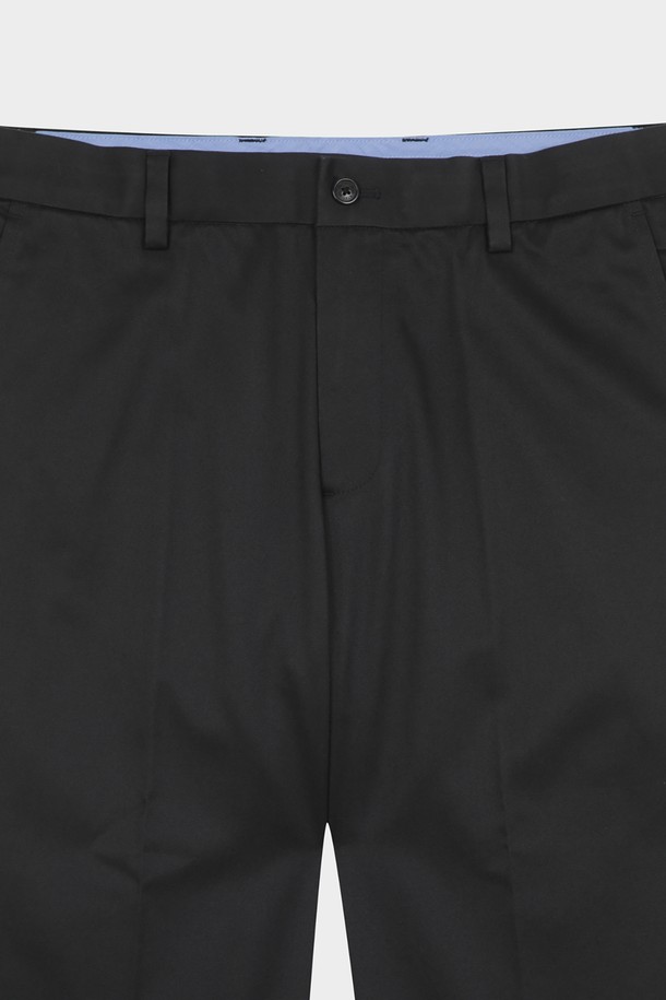 **슬림핏 라이트웨이트 어드밴티지 치노 (블랙) (BBPCMMZ501)**

가볍고 시원한 착용감의 남성용 슬림핏 치노 팬츠입니다. 봄, 여름, 가을 세 계절 활용 가능하며, 베이직하고 캐주얼한 스타일을 연출합니다. 면 소재로 제작되어 부드러운 촉감을 제공하며, 슬림핏 디자인으로 깔끔한 핏을 선사합니다. 출근룩과 비즈니스 캐주얼에 적합하며, 미니멀, 캐주얼, 클래식 스타일을 즐겨 입는 남성에게 추천합니다. 무지 디자인의 블랙 컬러로 어떤 상의와도 매치하기 용이합니다.
