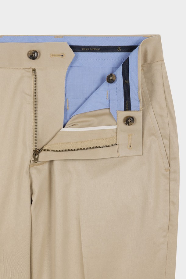 **슬림핏 라이트웨이트 어드밴티지 치노 (브리티쉬카키) (BBPCMMZ501)**

가볍고 시원한 착용감의 슬림핏 라이트웨이트 어드밴티지 치노 팬츠입니다. 브리티쉬 카키 컬러에 무지 디자인으로, 출근룩과 비즈니스 캐주얼에 적합합니다. 허리 부분 내장 스트레치 밴드로 편안함을 더했으며, 논아이론 가공으로 관리가 용이합니다. 코튼과 스판덱스 혼방 소재로 제작되어 신축성 있는 활동성을 제공합니다. 앞면 비스듬한 포켓과 뒷면 버튼 포켓, 플랫 프론트 디자인으로 깔끔한 스타일을 연출합니다.
