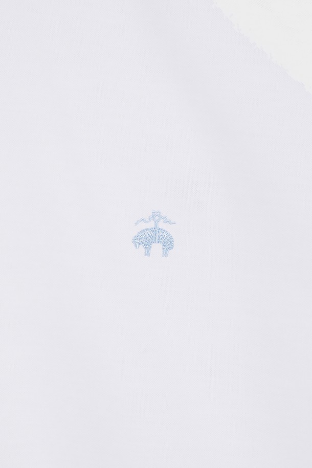 논아이런 옥스포드 셔츠 (화이트) (BBTHMNZ501)는 남성용 상의로, 일상 및 비즈니스 상황 모두에 적합한 셔츠입니다. 부드러운 촉감의 면 소재에 논아이런 기능을 더해 구김 없이 편안하게 착용할 수 있습니다. 클래식하고 베이직한 스타일로, 레귤러핏과 긴소매 디자인이 특징입니다. 차이나 칼라가 돋보이며, 사계절 내내 활용 가능한 실용적인 아이템입니다. 출근룩, 비즈니스 캐주얼, 오피스룩 등 다양한 TPO에 미니멀하게 연출하기 좋습니다.
